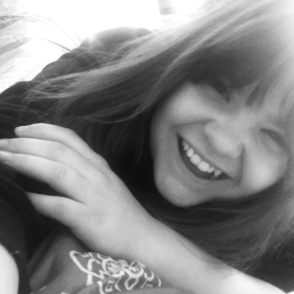 Meet your Posher, Julia - Picture 2 of 2